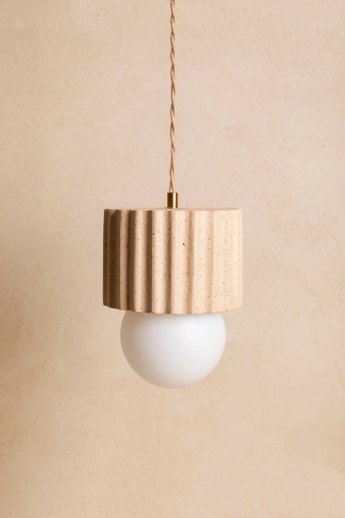 Suspension ILONA à abat-jour cylindrique beige clair texturé, avec ampoule ronde blanche.