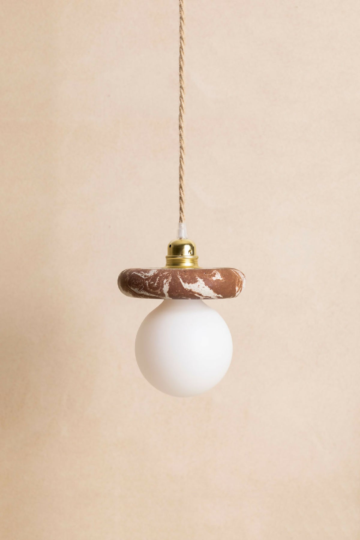 Suspension : abat-jour marron foncé texturé, diffuseur blanc, capuchon laiton et câble torsadé