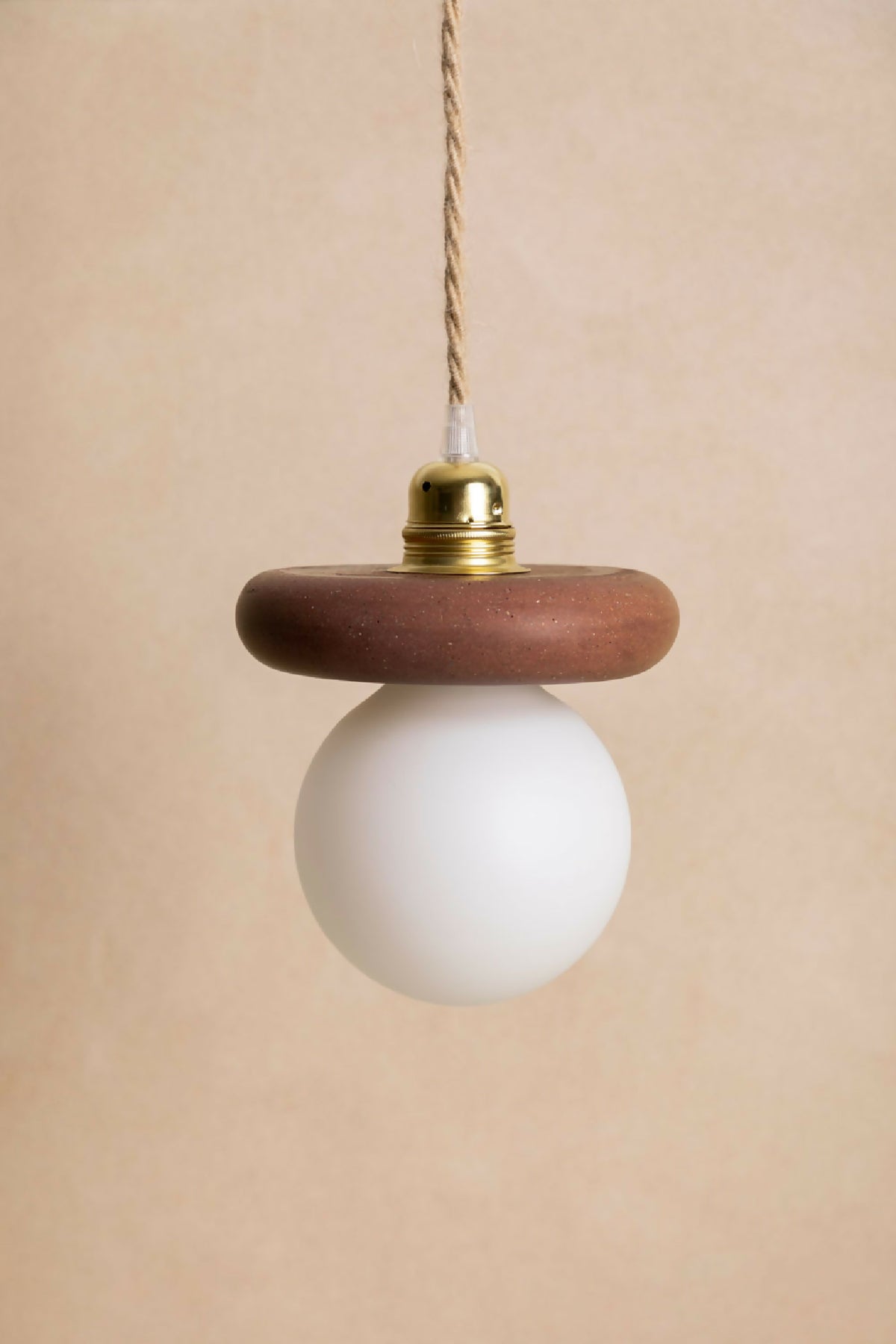 Suspension : abat-jour marron texturé, diffuseur blanc, capuchon laiton et câble torsadé