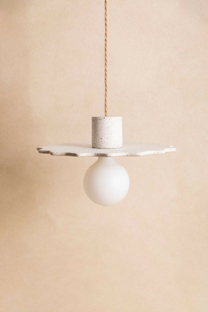 Suspension au diffuseur sphérique blanc, plateau irrégulier en finition sable.