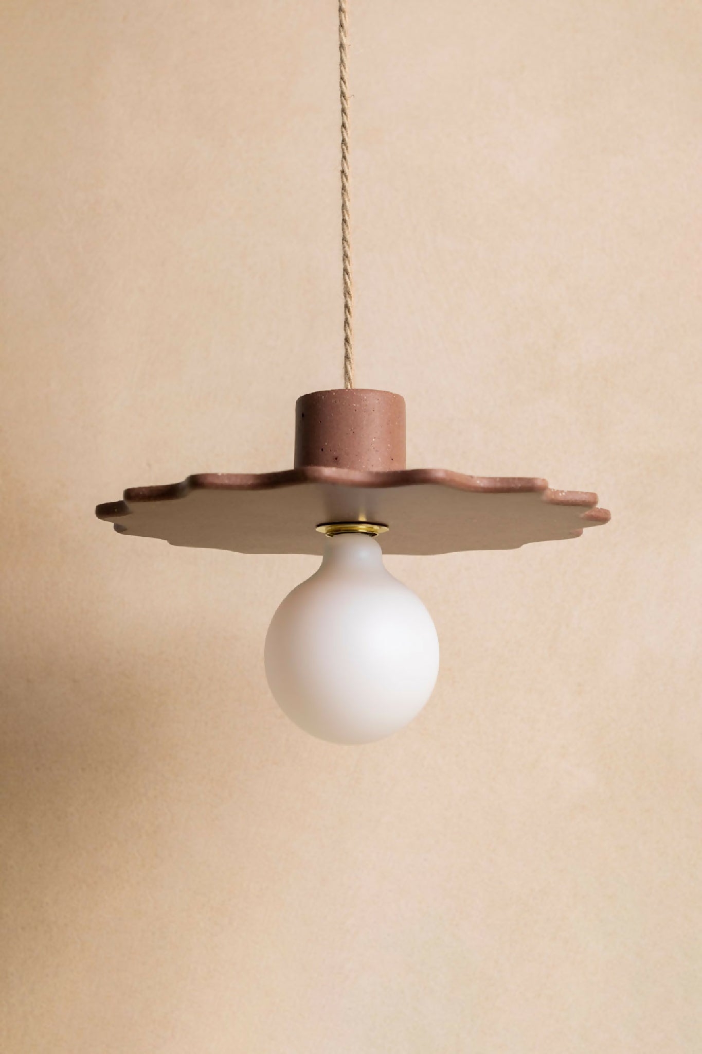 Suspension au diffuseur sphérique blanc, plateau irrégulier en métal finition brun.