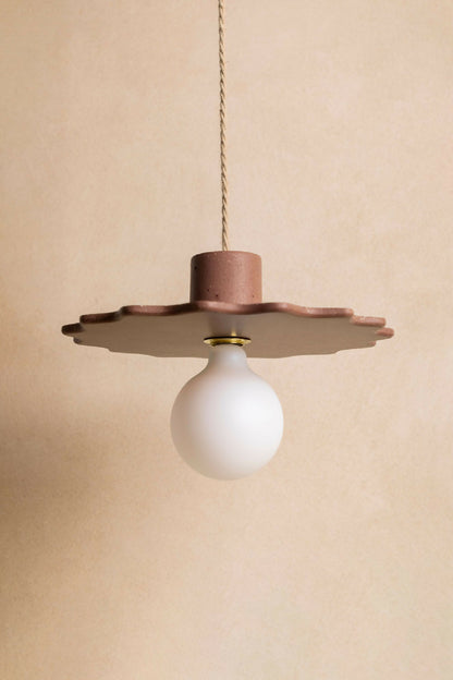 Suspension au diffuseur sphérique blanc, plateau irrégulier en métal finition brun.