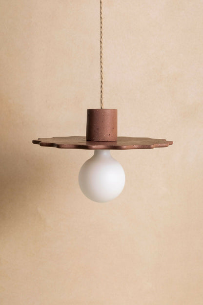 Suspension au diffuseur sphérique blanc, support cylindrique brun et plateau ajouré.