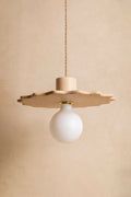 Suspension au diffuseur sphérique blanc, plateau en métal texturé finition sable clair.