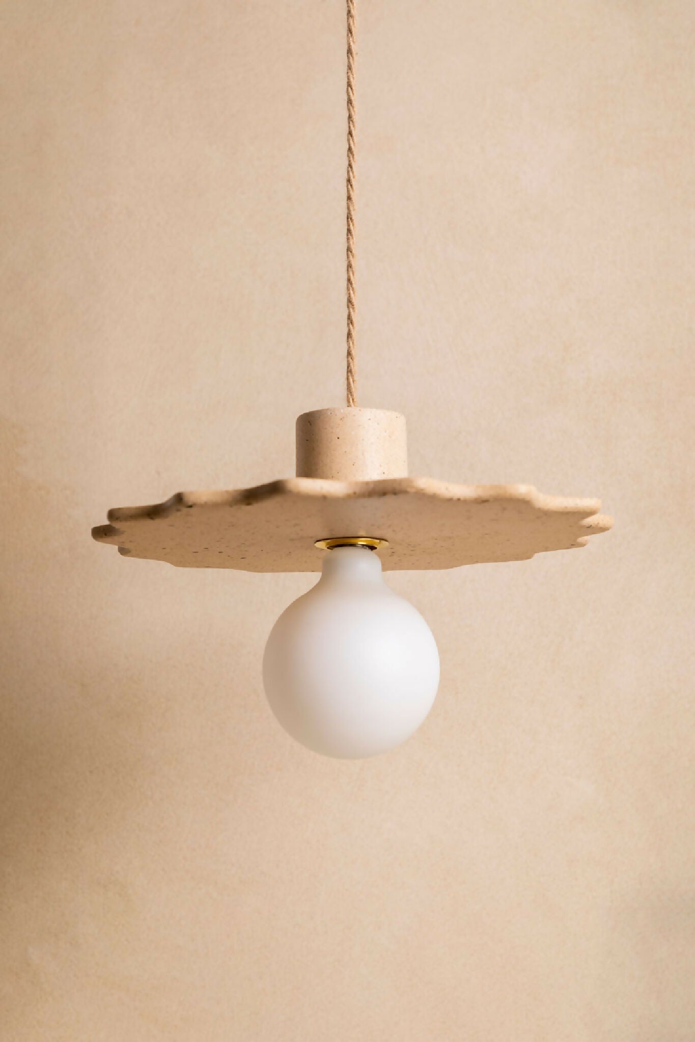 Suspension au diffuseur sphérique blanc, plateau en métal texturé finition sable clair.