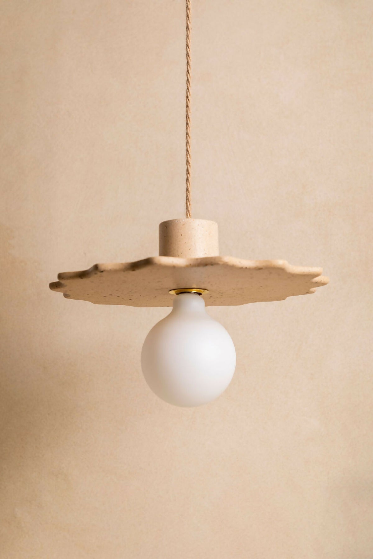 Suspension au diffuseur sphérique blanc, plateau en métal texturé finition sable clair.