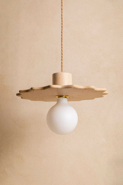 Suspension au diffuseur sphérique blanc, plateau en métal texturé finition sable clair.