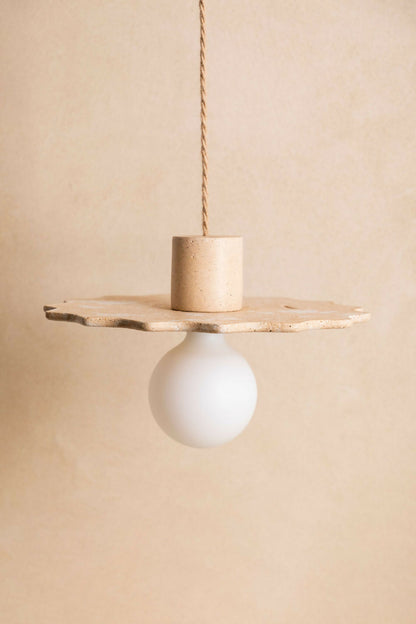Suspension au diffuseur sphérique blanc, plateau irrégulier en métal finition sable.