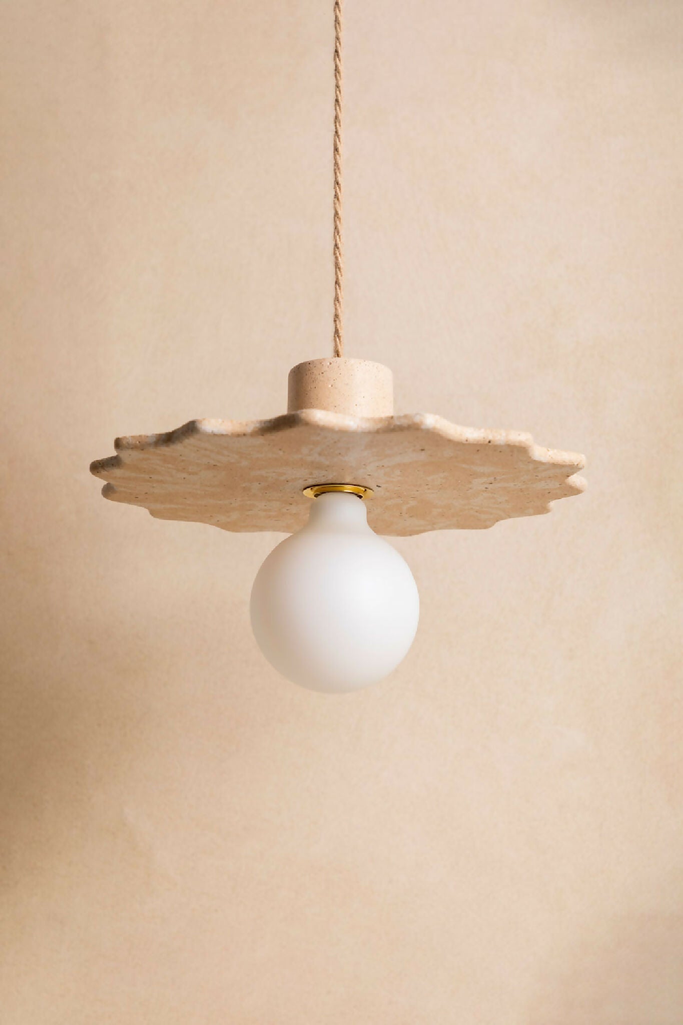 Suspension au diffuseur sphérique blanc, plateau en métal texturé finition sable.