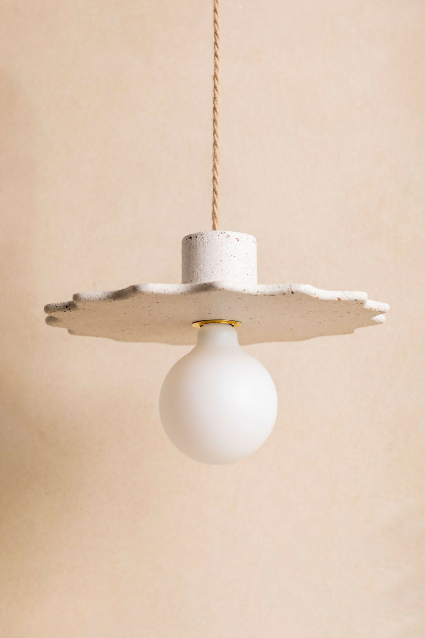 Suspension avec diffuseur sphérique blanc et bras en métal texturé finition sable.