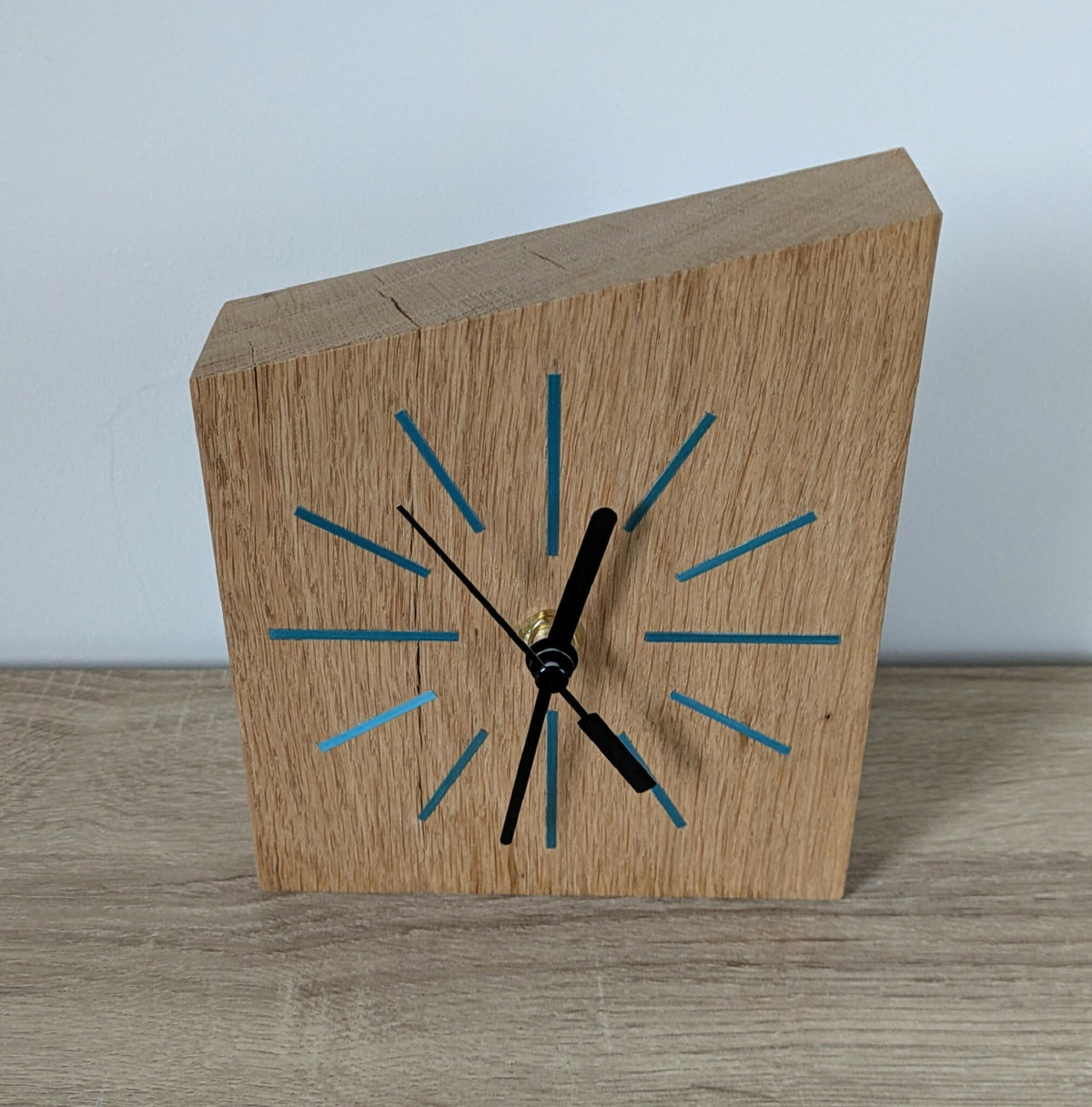 Horloge de bureau en bois, cadran avec repères bleus et aiguilles noires