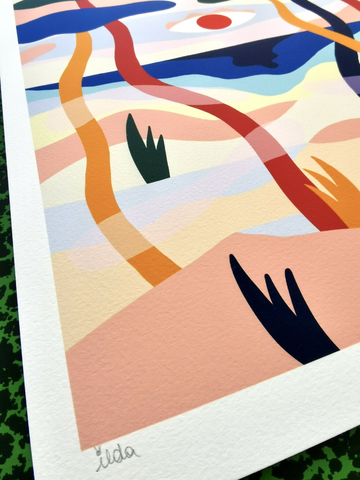 Détail d’illustration sur papier crème : formes stylisées et signature en bas à gauche.