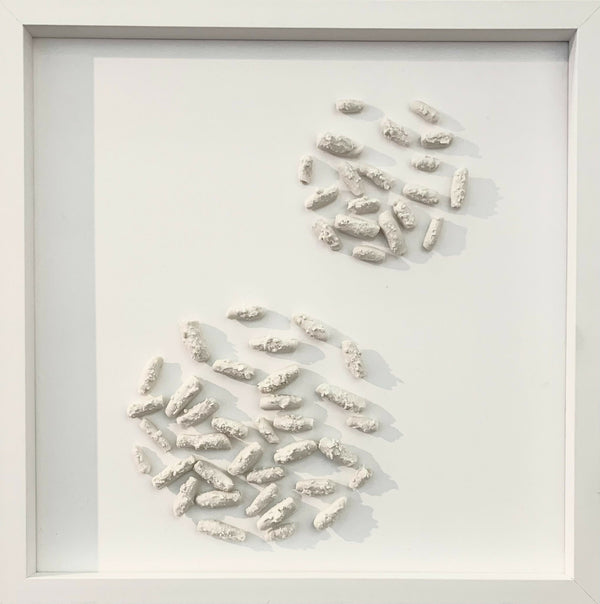 Tableau encadré en relief, forme de cœur en éléments blancs et texturés