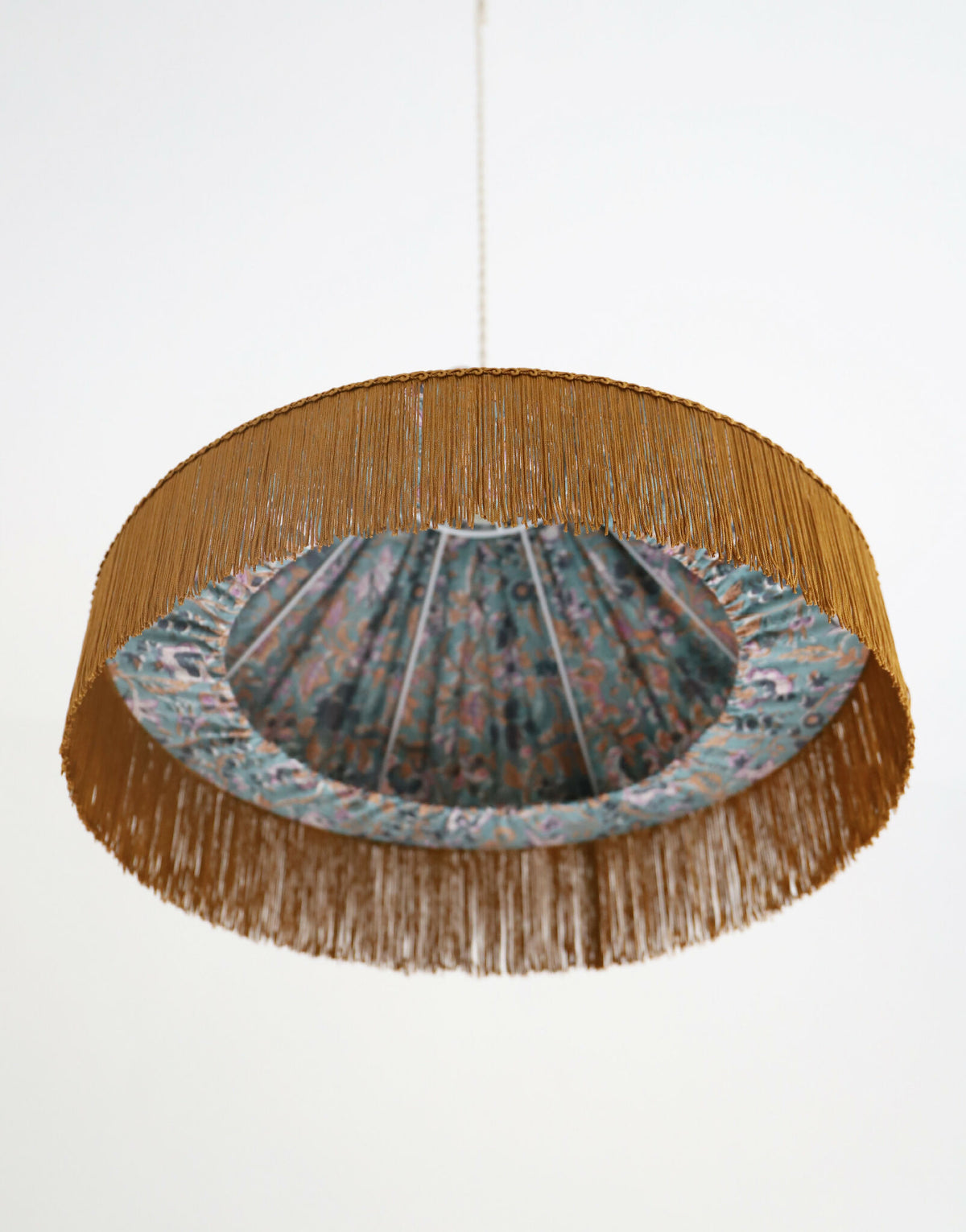 Dessous de suspension conique : abat-jour tissu imprimé bleu, franges dorées