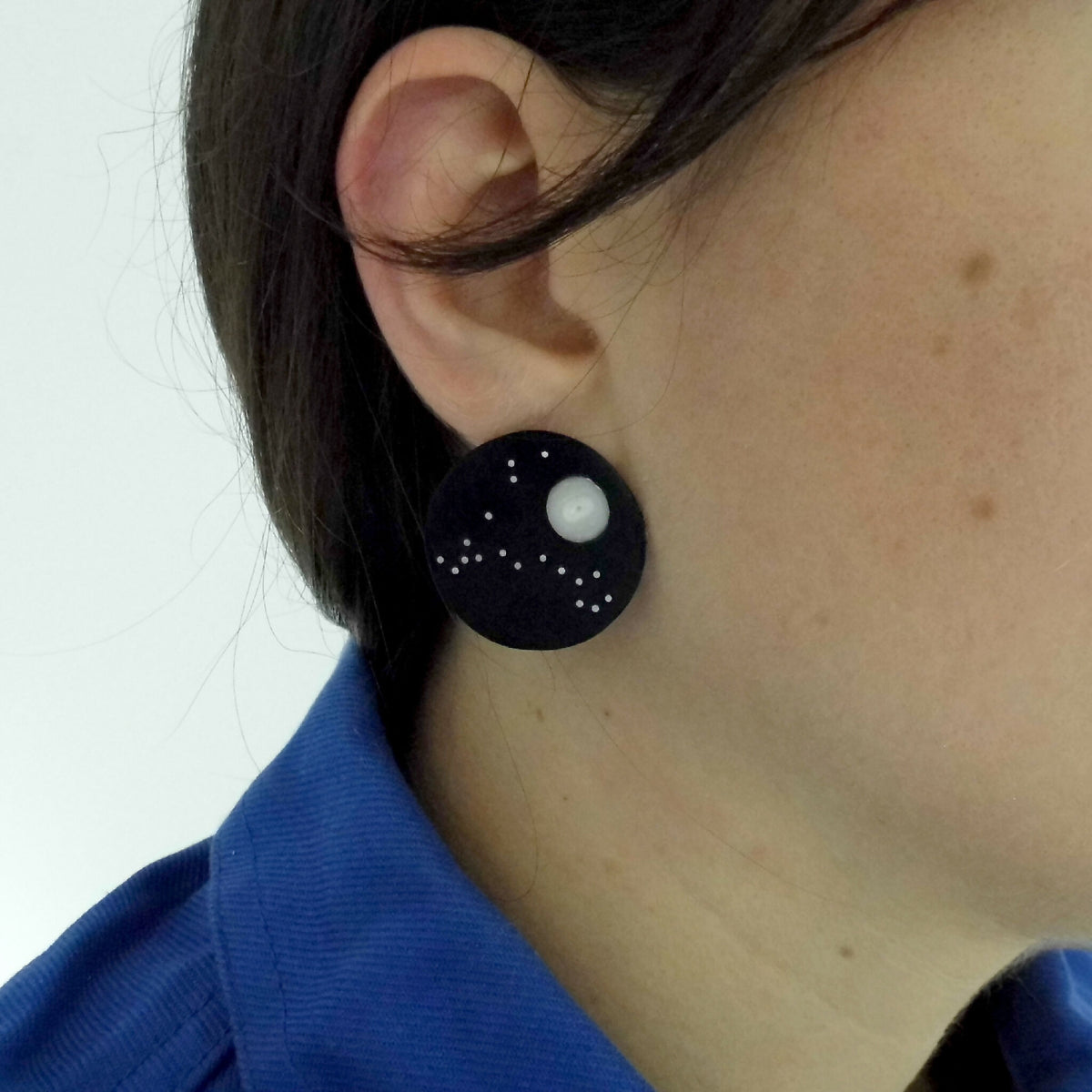 Boucles d’oreilles constellation rondes noires, étoiles blanches et pastille nacrée