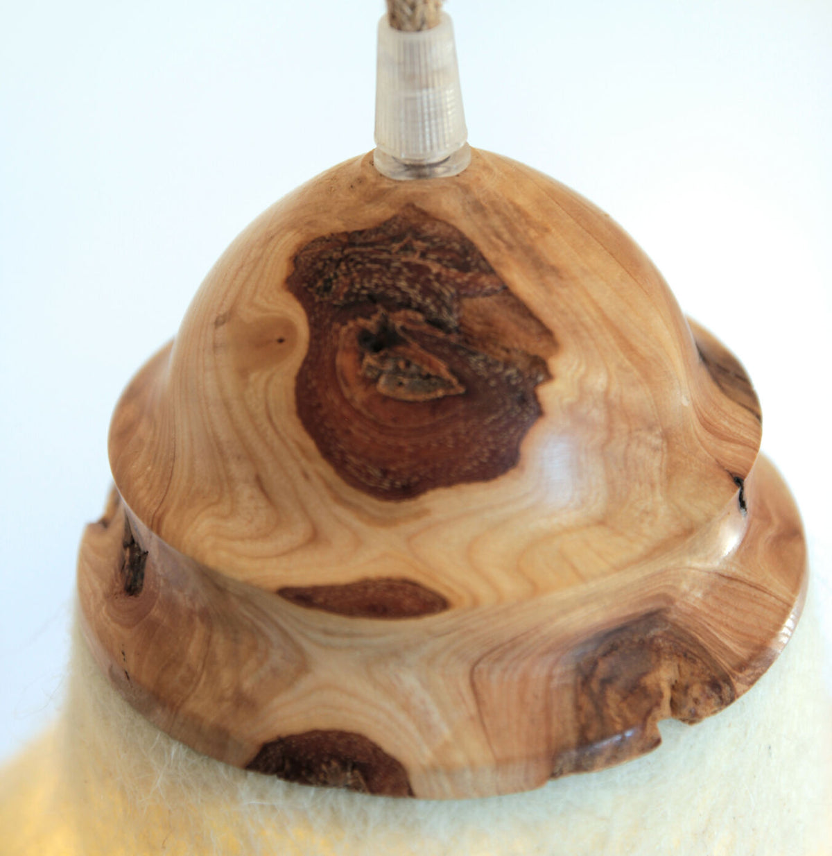 Suspension en feutre beige avec dôme en bois brun veinée, finial de suspension