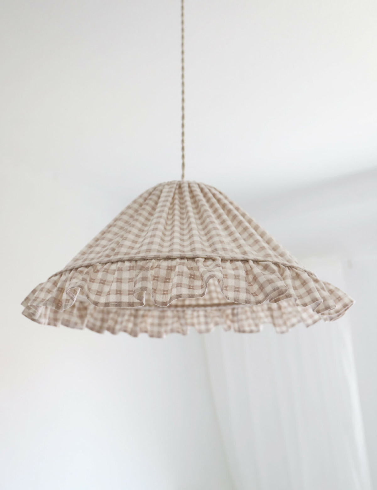 Abat-jour conique vichy beige avec volant froncé et bord festonné