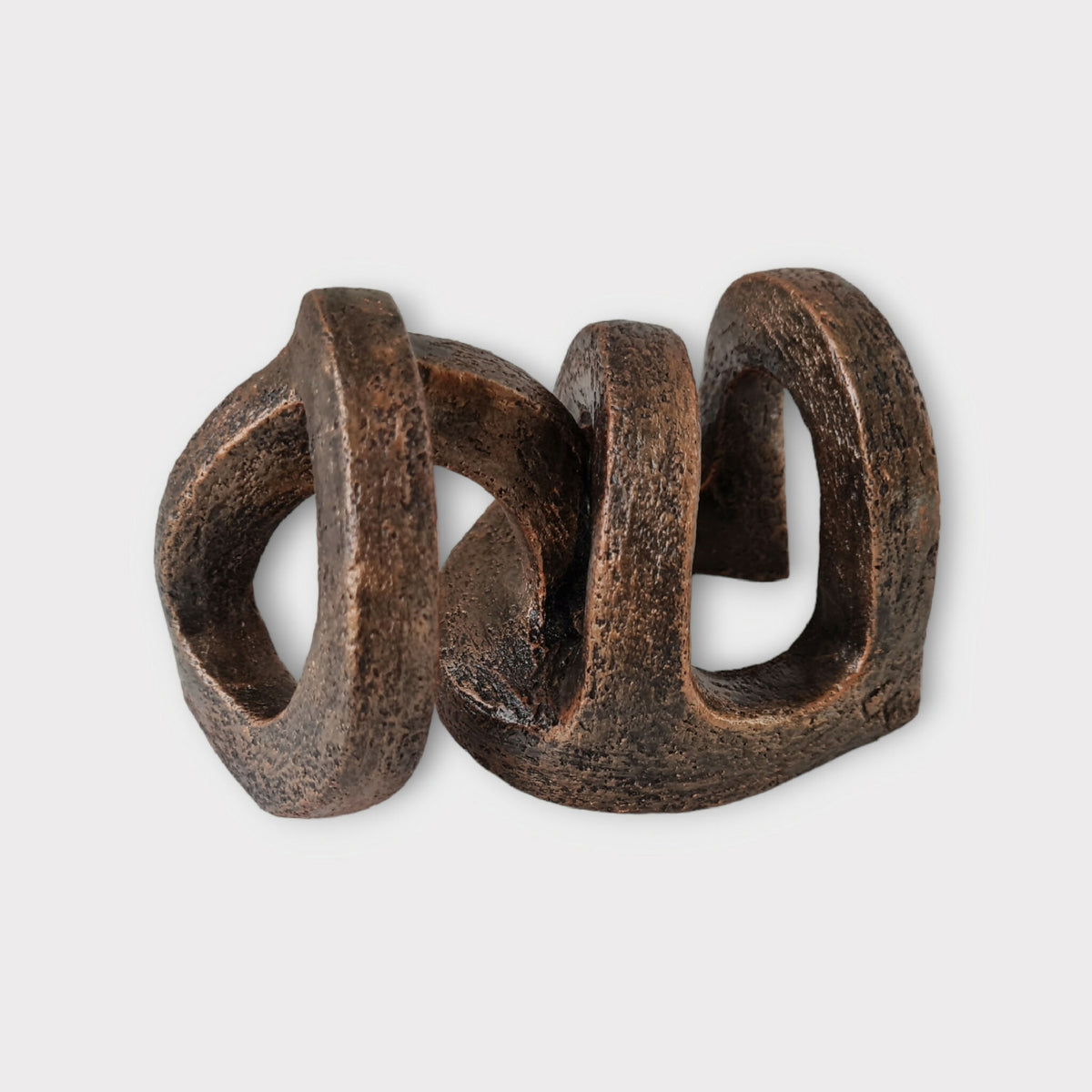Sculpture abstraite en bois sculpté brun foncé, formes courbées et ajourées