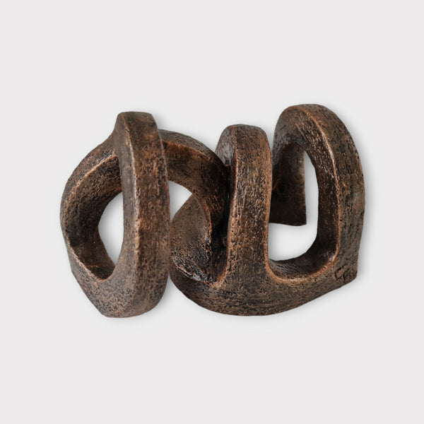 Sculpture abstraite en bois sculpté brun foncé, formes courbées et ajourées