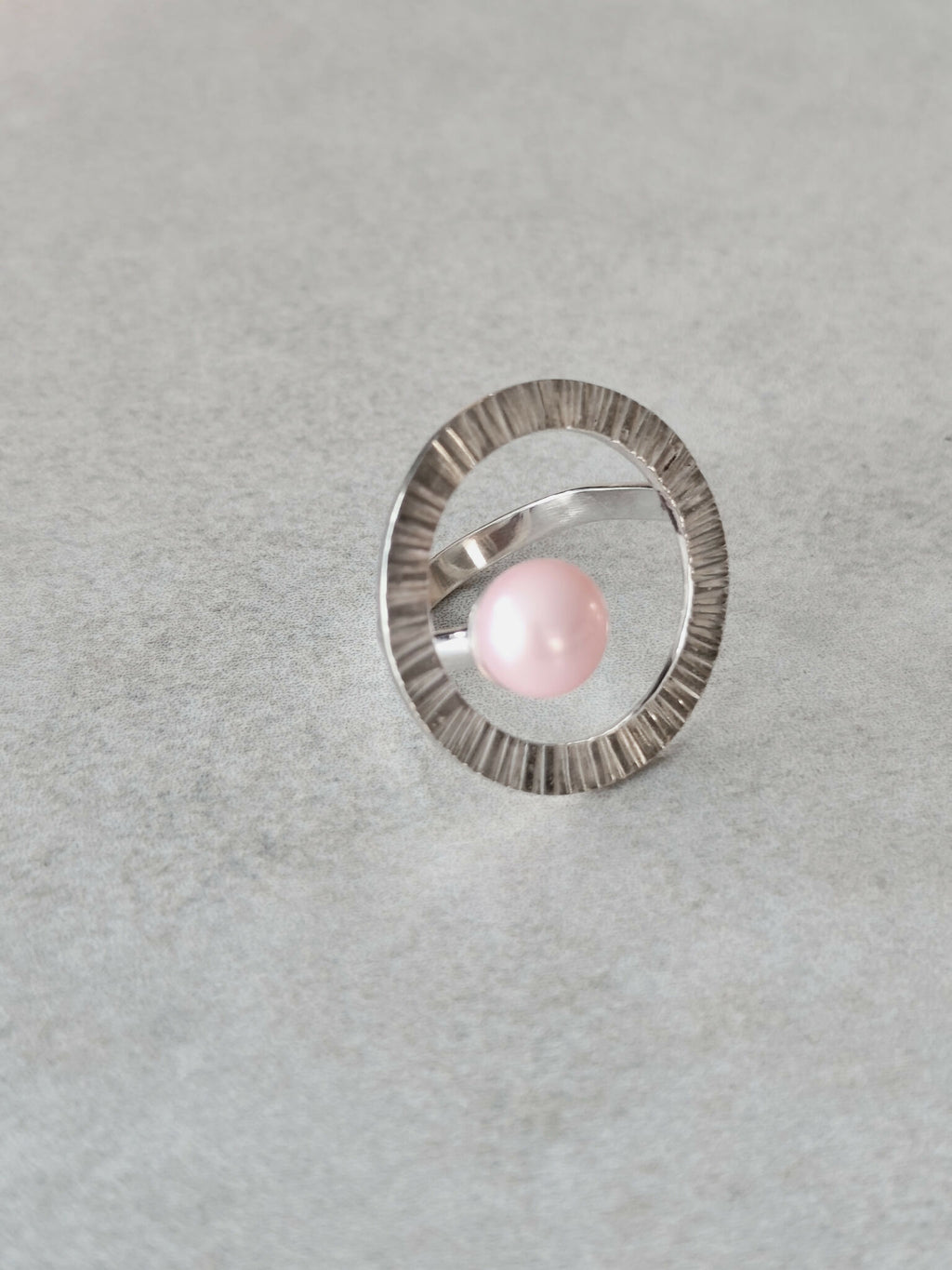 Bague Atoll argentée anneau strié et cabochon perle rose, vue de face