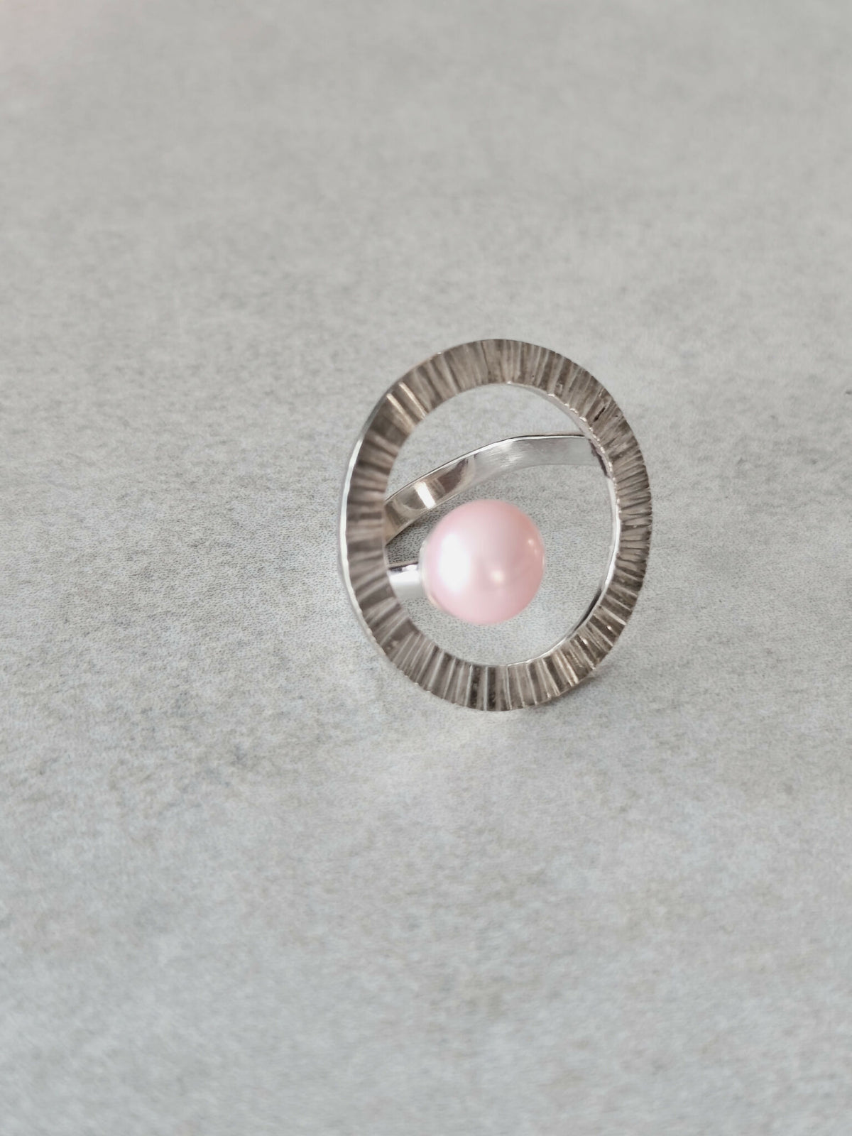 Bague Atoll argentée anneau strié et cabochon perle rose, vue de face