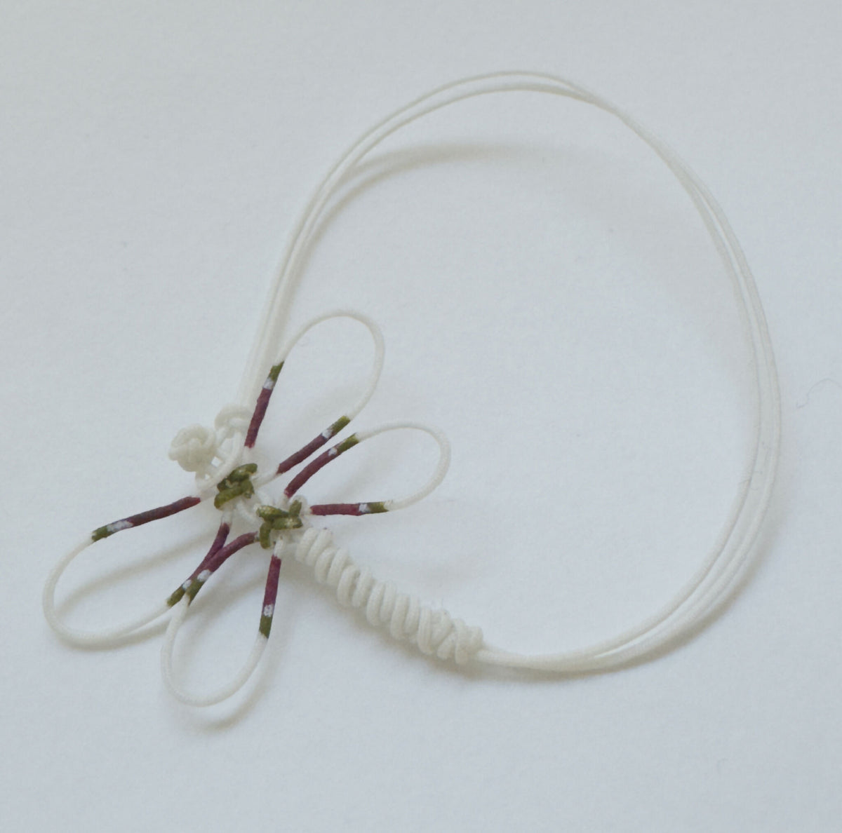 Bracelet élastique blanc avec motif libellule peinte et rayures rouge bordeaux