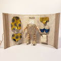 Sculpture Coquet minois : figurine en tissu sur fond en carton avec accessoires bleus