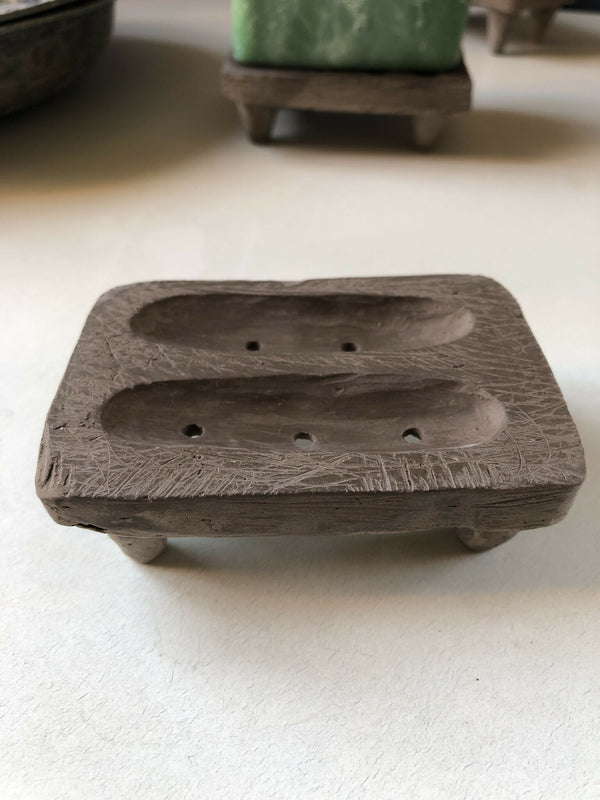 Porte-savon en bois sombre avec deux rainures et quatre trous