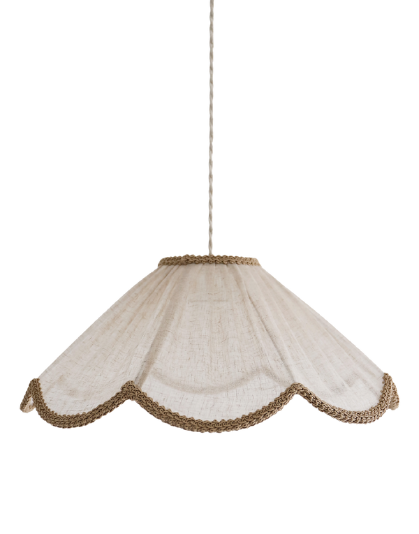 Suspension forme florale beige avec bord ondulé et finition tressée