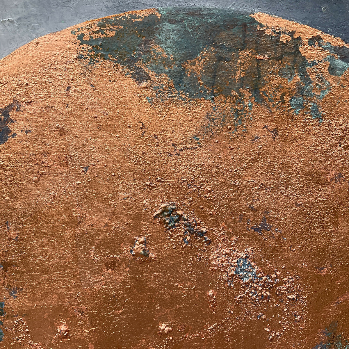 Tableau SÉLÉNÉ rond, texture granuleuse orangée, aplats bleu-vert sombres