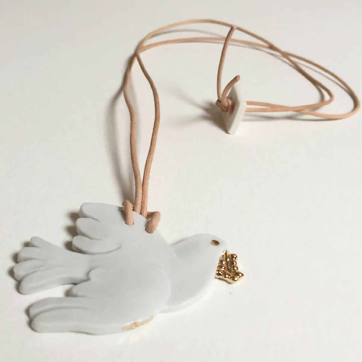 Collier colombe : pendentif colombe blanche, cordon beige et attache dorée