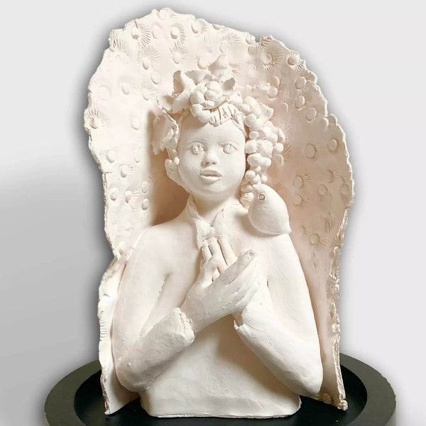 Sculpture en relief femme blanche agenouillée, oiseau dans les cheveux, sur base noire