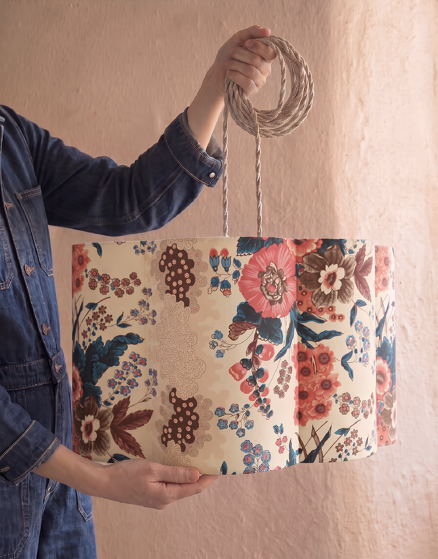 Suspension abat-jour forme fleur, motif floral multicolore sur fond beige