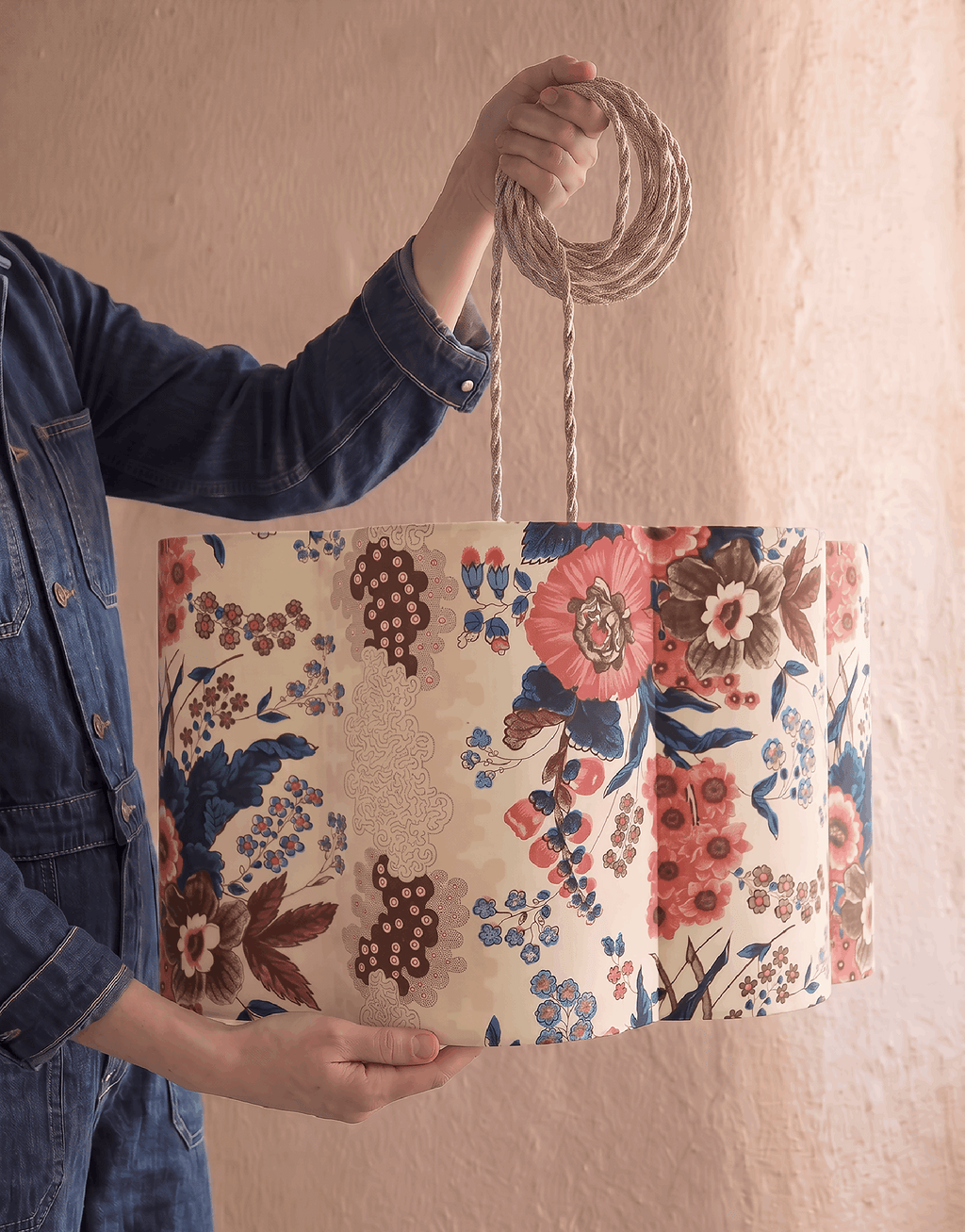 Suspension abat-jour forme fleur, motif floral multicolore sur fond beige