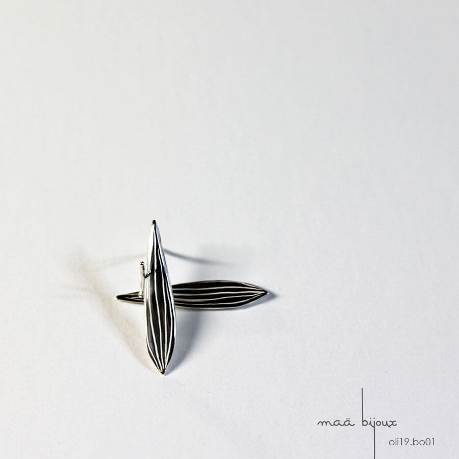 boucles d'oreille puce sur le lobe de l'oreille en argent massif recyclé, bijoux