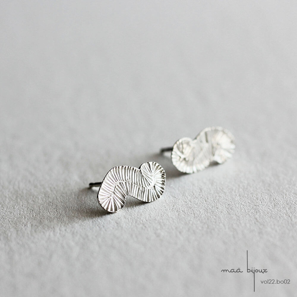 Puces zigzag de la collection Volute des bijoux Maä en argent massif recyclé 925