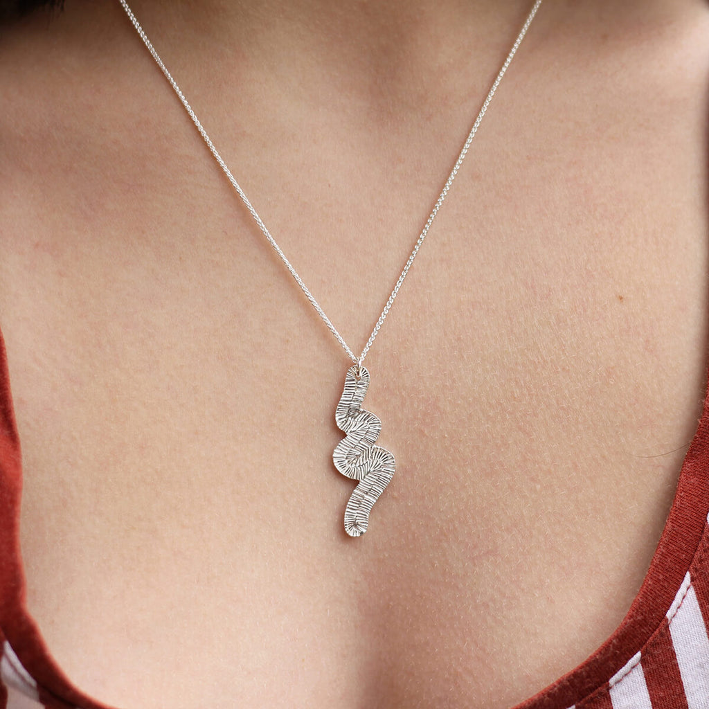 Collier volute grand zigzag strié en argent massif recyclé 925