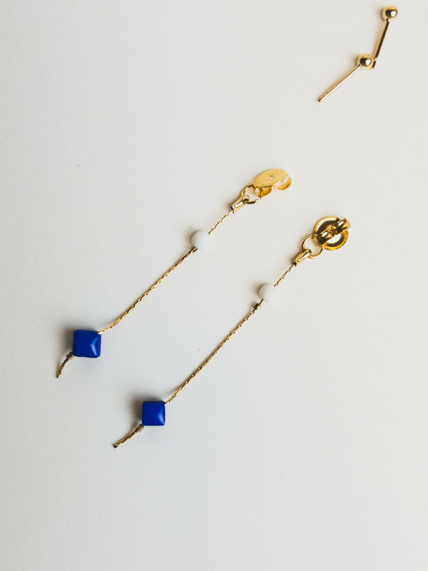 Boucles d’oreilles pendantes dorées avec perles bleu royal et billes blanches