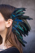 Manchette d’oreille avec grande plume bleu et vert foncé, portée sur l’oreille