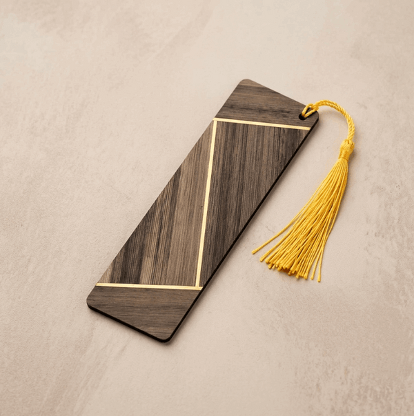 Marque-page en bois à marqueterie rayée marron et beige, gland jaune doré