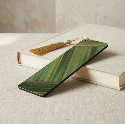 Marque-page vert à motifs rayés, frange en paille beige