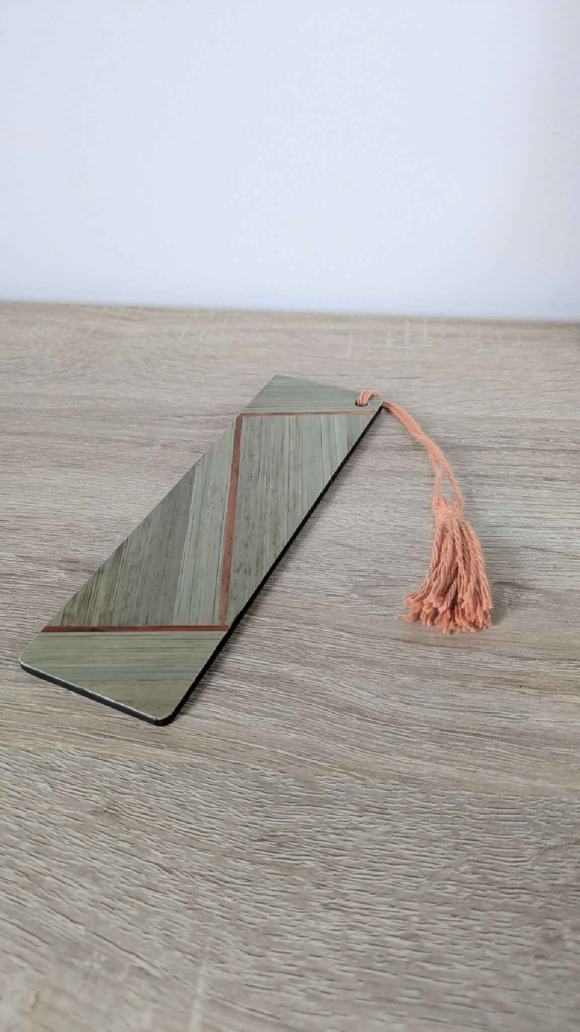 Marque-page rectangulaire en paille kaki et beige avec pampille orange