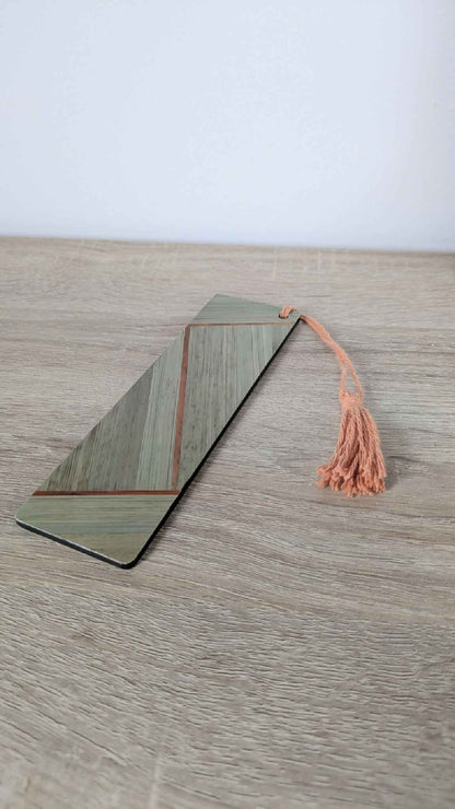 Marque-page rectangulaire en paille kaki et beige avec pampille orange
