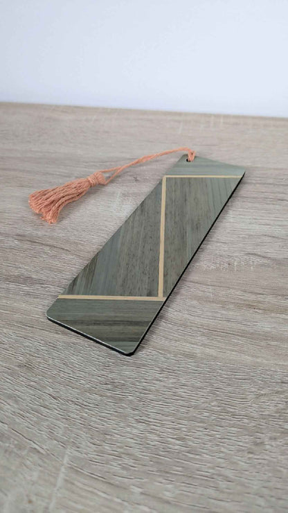 Marque-page en marqueterie paille kaki et beige, avec pampille orange