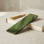 Marque-page vert à motifs rayés, frange en paille beige