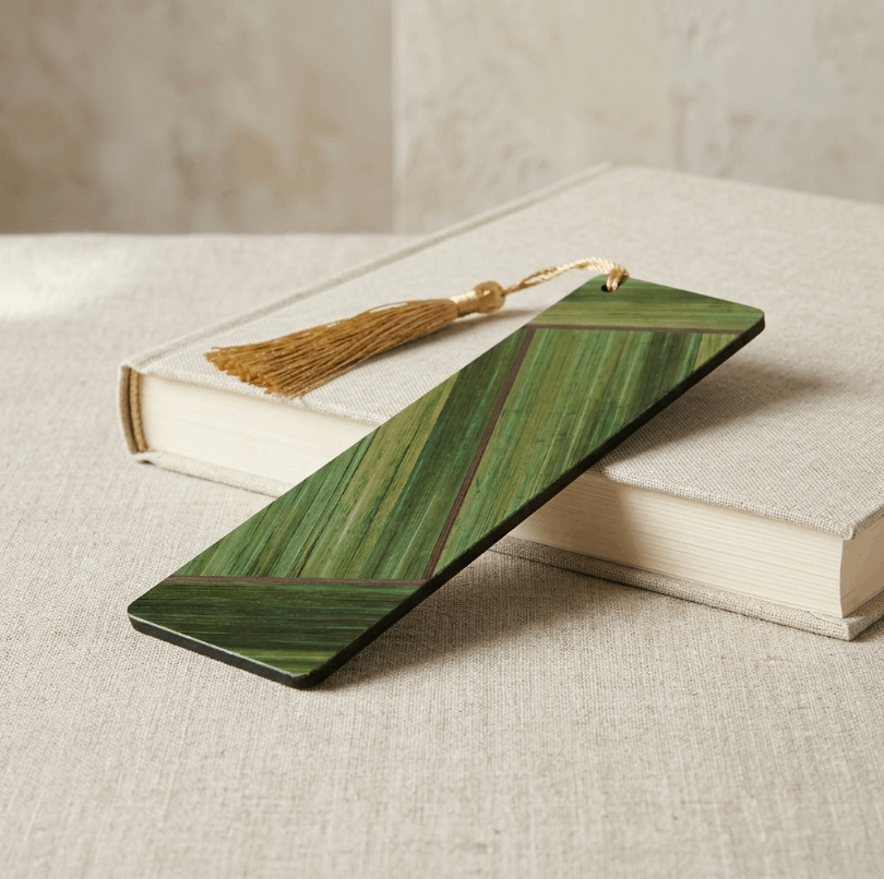 Marque-page vert à motifs rayés, frange en paille beige
