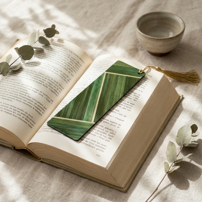 Marque-page vert à motifs rayés sur livre ouvert, frange en paille beige