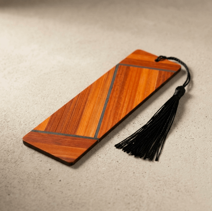 Marque-page rectangulaire orange avec marqueterie rayée et pompon noir