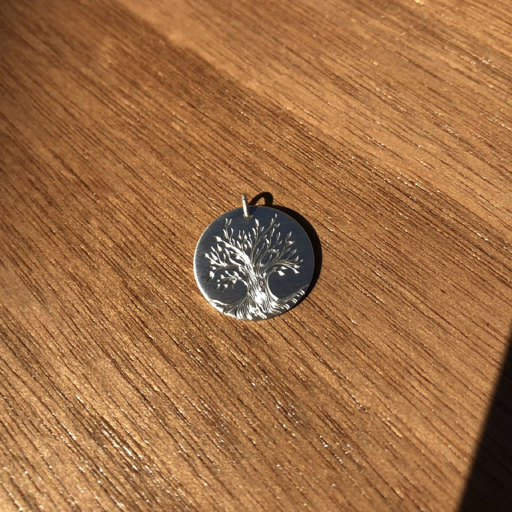 Médaille ronde en argent 925 avec arbre gravé, bélière en haut