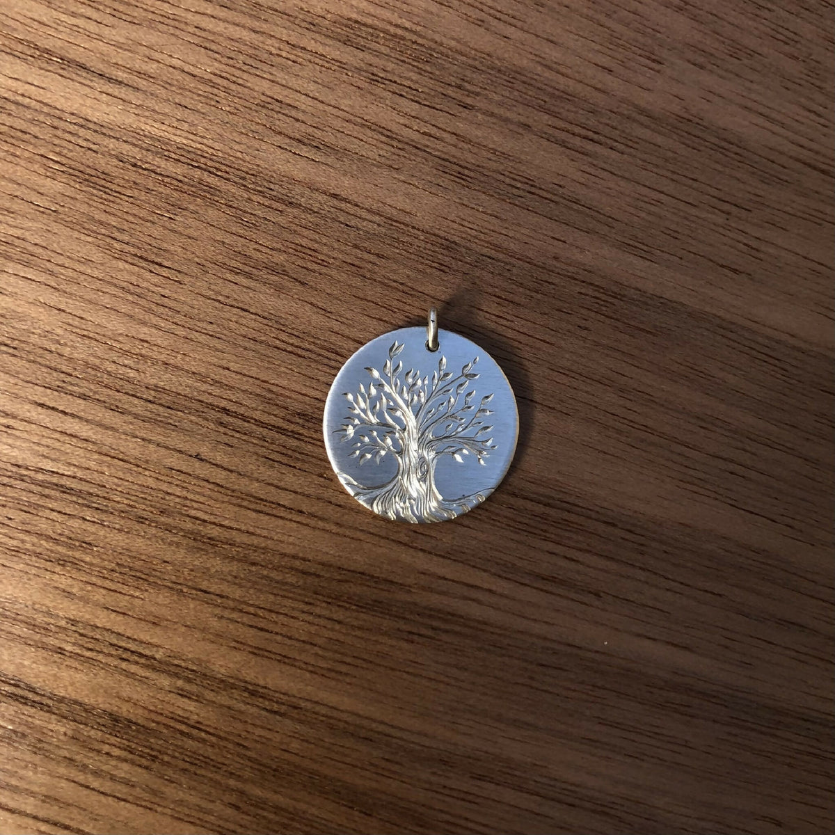 Médaille ronde argent 925, motif d’arbre et feuilles gravés
